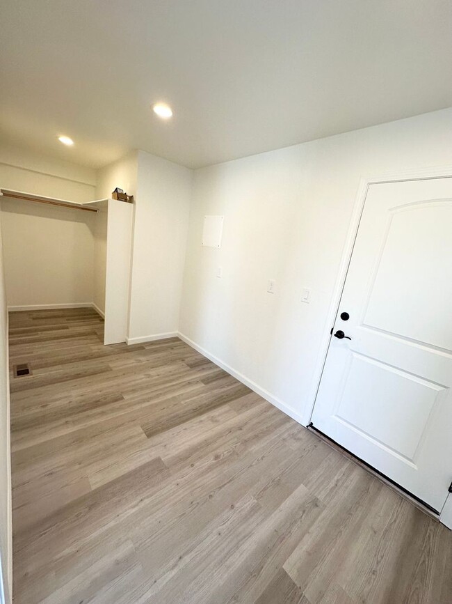 Building Photo - Half off first month's rent with 1 year le...