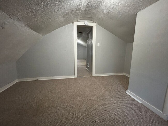 Building Photo - 3 bedroom 1 bath house in East Moline