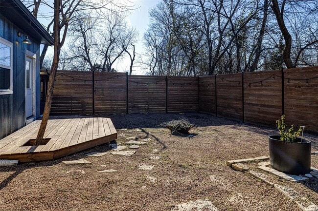 Building Photo - 2919 Pecan Springs Rd