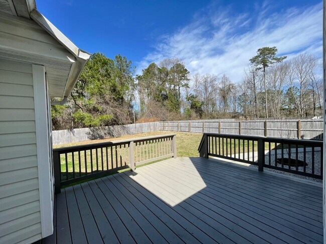 Building Photo - Immaculate and Move In Ready on Newport!