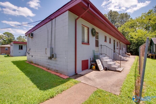 Building Photo - 1328 Oshaughnessy Ave NE