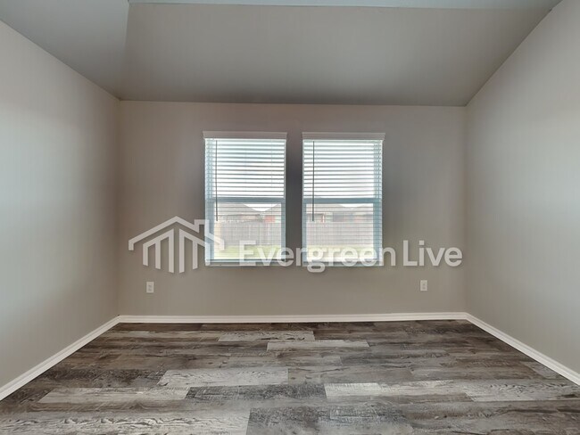 Building Photo - 3500 moraine dr