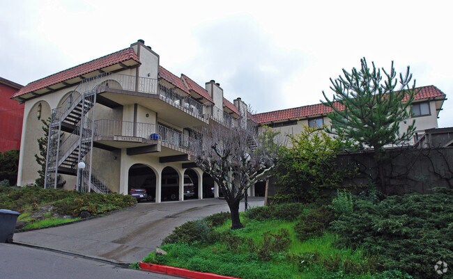 Building Photo - 6 Valencia Ave
