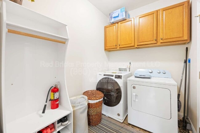 Building Photo - 8100 Morehouse Dr