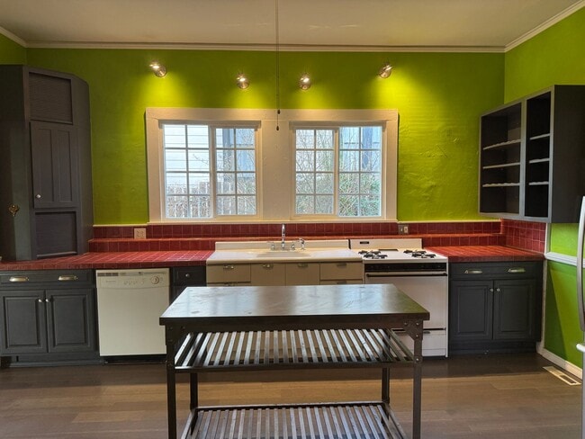 Building Photo - Adorable 1 BD + Loft and Office Bungalow in SE Richmond Neighborhood. ** Central Heat & AC! **