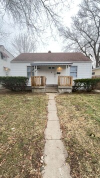 Building Photo - Back Deck