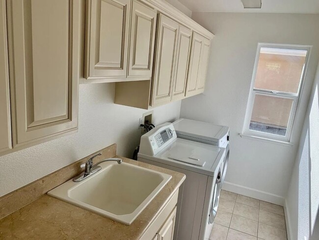 Building Photo - Beautiful 2 Level Home !!