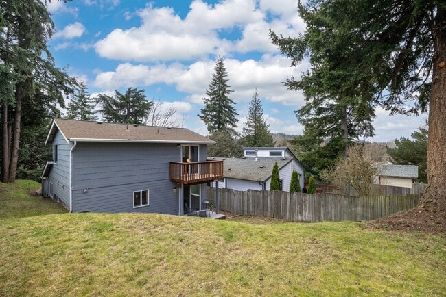 Building Photo - Stylish, Spacious & Steps from WWU and Fai...