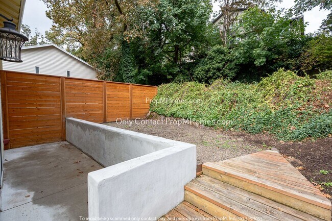 Building Photo - Open-Concept Living with Easy Portland Com...