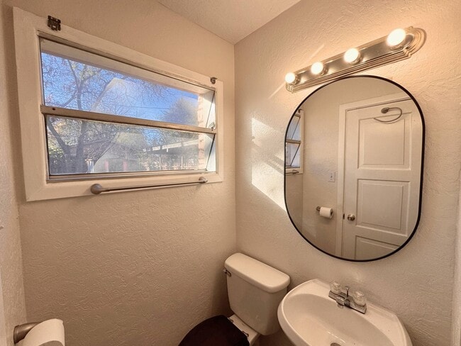 Building Photo - Adorable Mid Century Modern home on a corner lot!