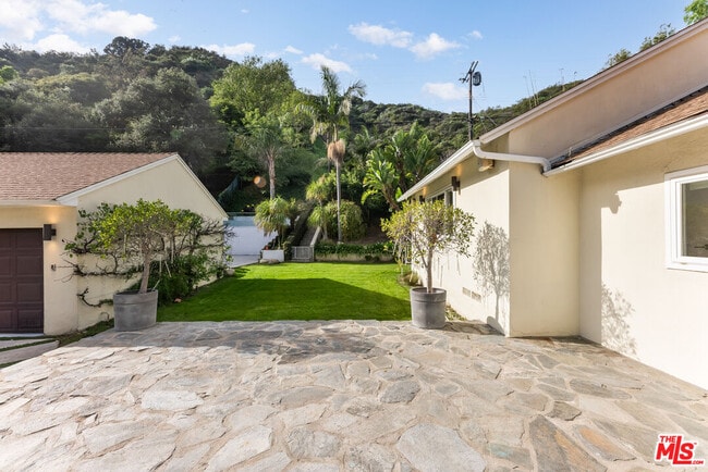 Building Photo - 1617 Roscomare Rd