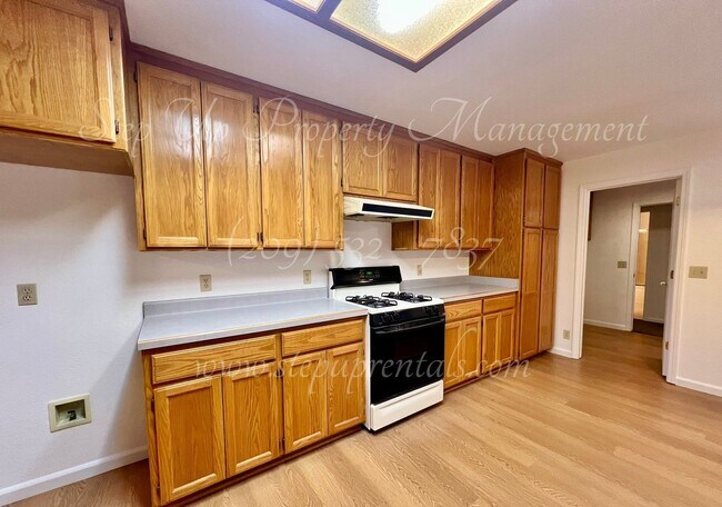 Building Photo - Cozy and Charming 3 Bedroom 2 Bathroom in ...