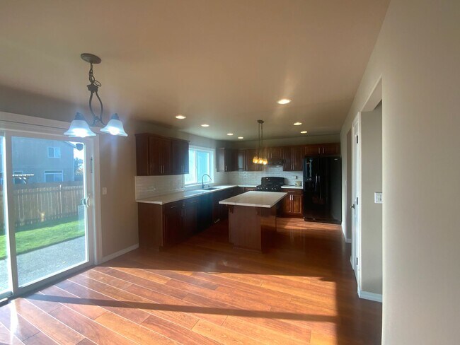 Building Photo - Beautiful Spanaway Home! Apply Today