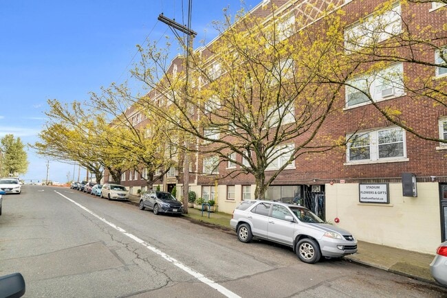 Building Photo - Cozy, updated 4th-floor studio in Nob Hill. Convenient location near all the hot spots