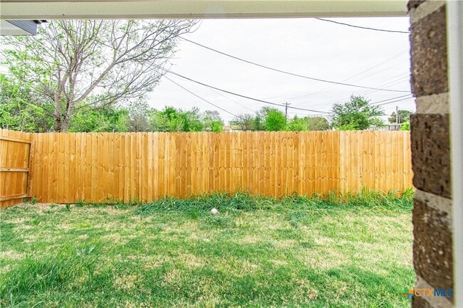 Building Photo - 806 White Meadow Ln