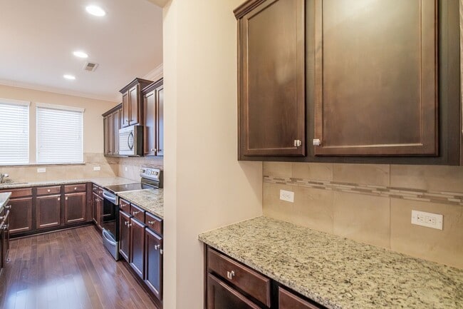 Building Photo - Spacious 4 Bedroom, 3.5 Bath Home for Rent in Pineville!