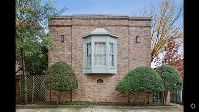 Building Photo - Beautiful 2 BR, 2.5 Bath in Oak Lawn