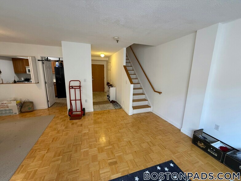 Building Photo - 147 Kelton St