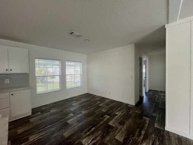 Building Photo - 261 Mongoose Ln