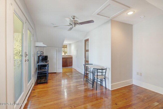 Building Photo - 413 St Louis St