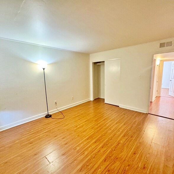Building Photo - 210 Pelham Rd