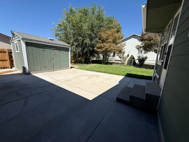 Building Photo - Green House