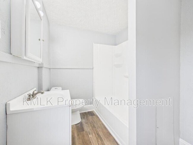 Building Photo - 903 Donald Ave