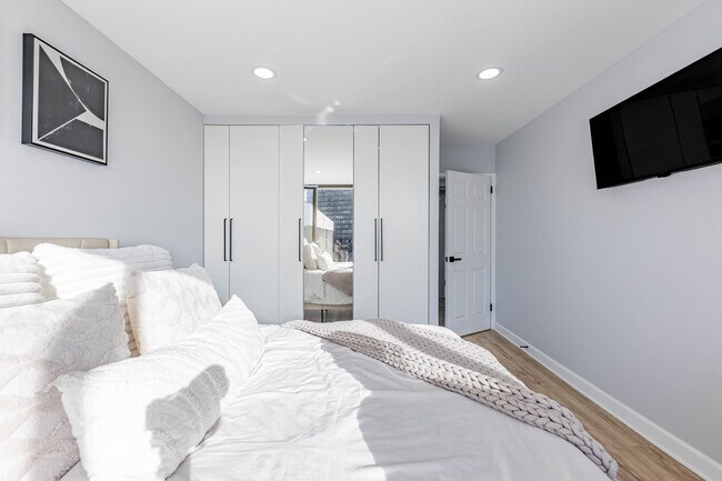 Building Photo - 5455 N Sheridan Rd