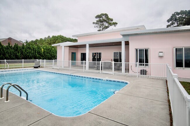 Building Photo - 4037 Bluff Ln