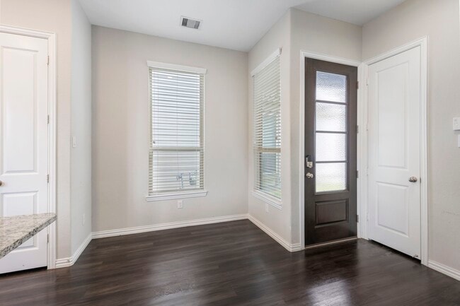 Building Photo - 5021 Lehman Oaks Dr