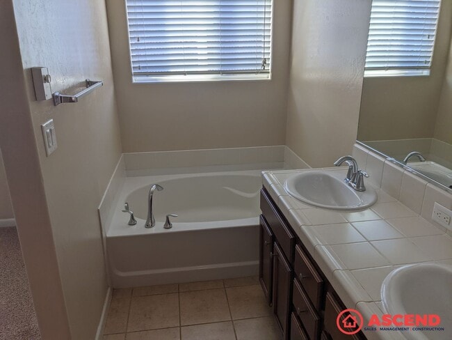 Building Photo - 4 BEDROOM 2 BATH HOUSE IN SOUTHWEST CUL-DE-SAC