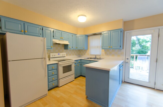 Building Photo - 4 bedroom, 2.5 bath: Available August 2026