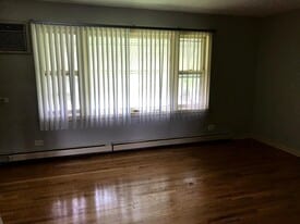 Building Photo - 11005 S Lloyd Dr