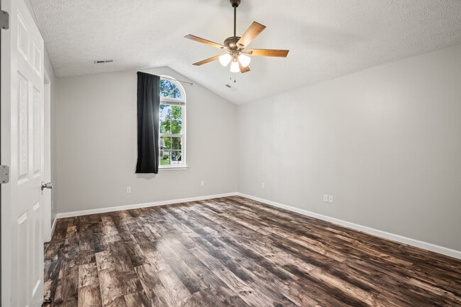 Building Photo - 2099 Yacht Club Rd
