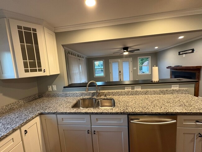 Building Photo - 901 James St