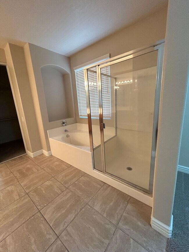 Building Photo - Central Temecula Home