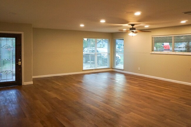 Building Photo - 8521 Woodlyn Rd