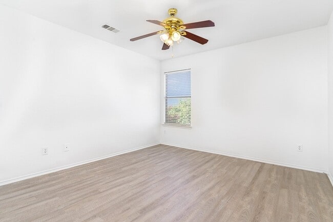 Building Photo - 3012 Hoover Dr