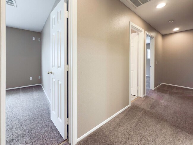 Building Photo - AVAILABLE NOW! 5 Bedroom, Cut-DeSac Home for Rent in a Beautiful, Murrieta Community!