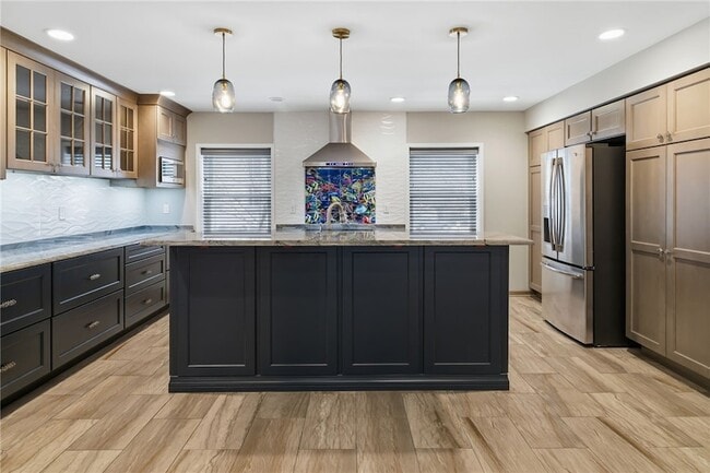 Building Photo - 709 Clyde St