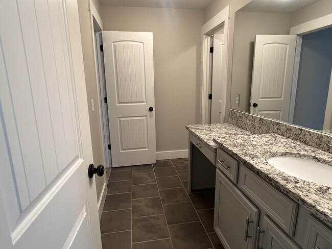 Building Photo - 5849 Longview Ln