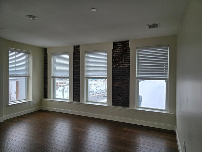 Building Photo - 152 N Main St