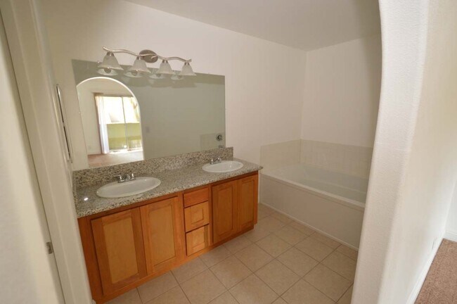 Building Photo - A Spacious and Stylish 2 Bed / 2 Ba Condo Gated Community