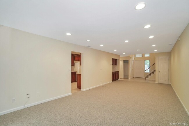 Building Photo - 23 Meadowood Dr