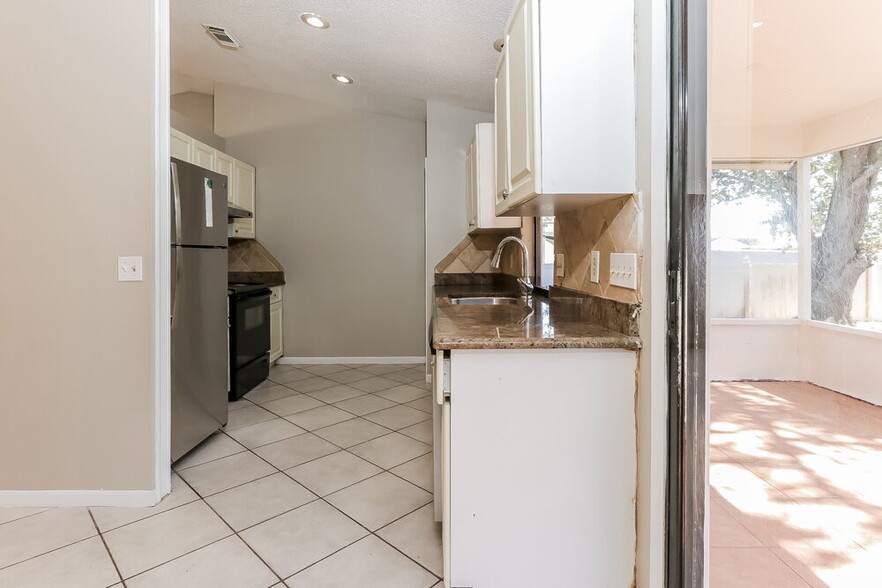 Building Photo - 552 SW Badger Terrace