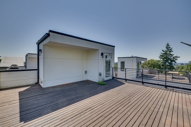 Building Photo - Beautiful 3 bedroom townhome in Leschi!