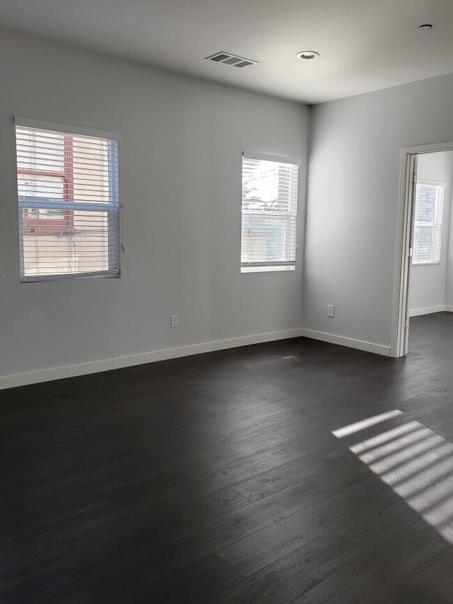 Building Photo - 2 bedroom in Oakland CA 94609