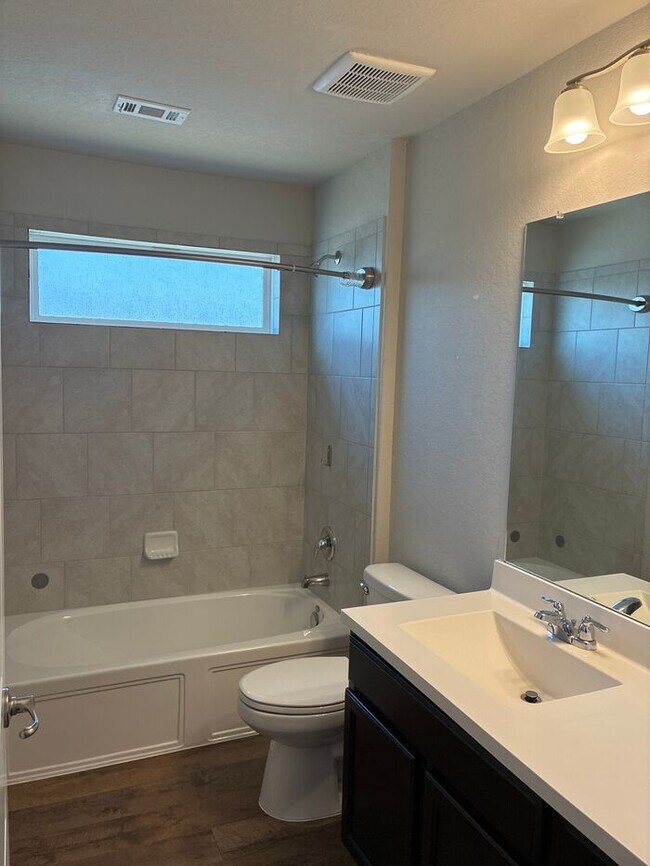 Building Photo - Charming 4 beds 2.5 baths in San Antonio!