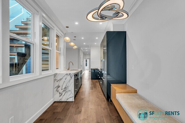 Building Photo - Russian Hill: Remodeled Top Floor Flat w/ In-Unit Washer & Dryer, A/C, Private Roof Deck, Sauna, ...