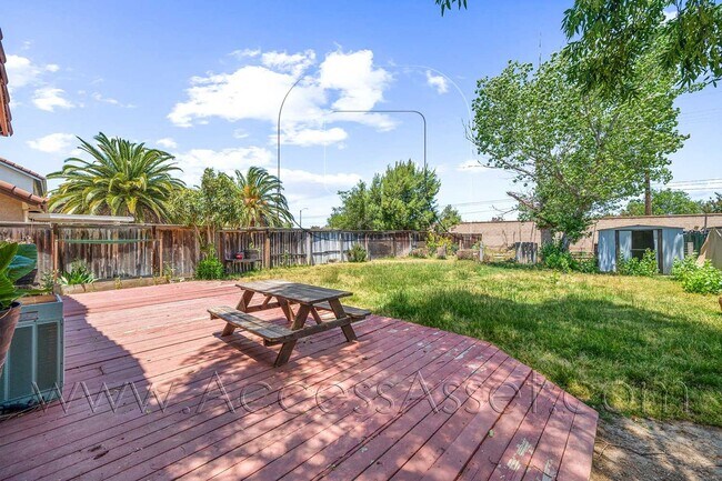 Building Photo - Charming and Bright Three-Bedroom Haven on Comotilo
